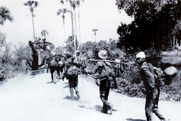 Quân tình nguyện Việt Nam tiến về Takeo năm 1979. Ảnh: Tư liệu.