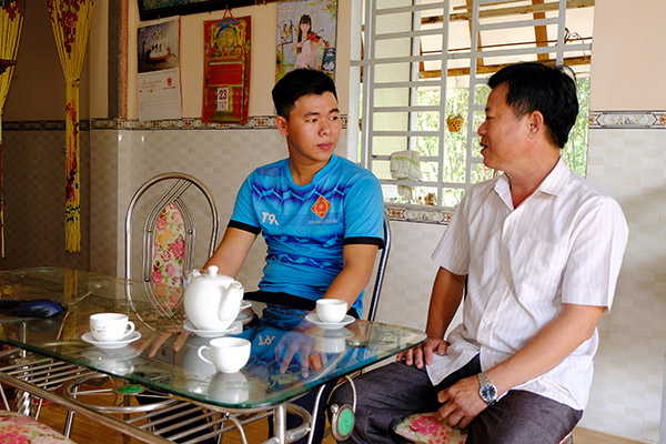 Anh Hồ Văn Hiếu (trái) tâm sự  với cha về quyết định viết đơn tình nguyện nhập ngũ.