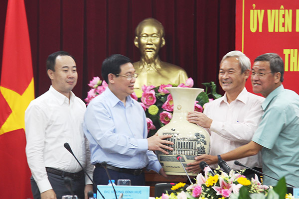 Phó Thủ tướng Vương Đình Huệ tặng quà lưu niệm cho Đồng Nai nhân chuyến về làm việc. Ảnh: Hải Quân