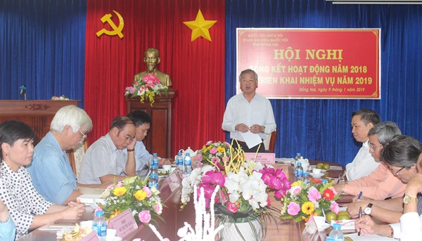 Đồng chí Hồ Văn Năm, Ủy viên Ban TVTU, Trưởng ban nội chính Tỉnh ủy, Trưởng đoàn đại biểu Quốc hội tỉnh phát biểu tại hội nghị