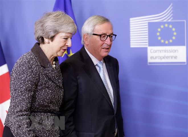 Thủ tướng Anh Theresa May (trái) và Chủ tịch Ủy ban châu Âu Jean-Claude Juncker thảo luận về Brexit tại Brussels, Bỉ ngày 11-12-2018. (Ảnh: THX/TTXVN)