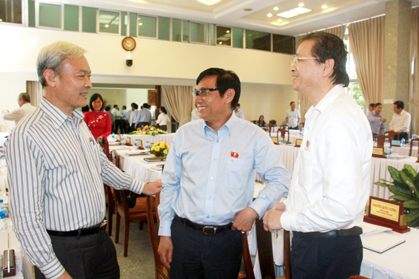 Bí thư Tỉnh ủy Nguyễn Phú Cường trao đổi với các đại biểu bên lề hội nghị