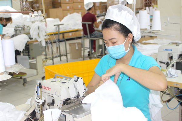 Công nhân làm việc tại Công ty TNHH Sơn Hà (phường Tân Hiệp, TP.Biên Hòa). ảnh: H.DUNG