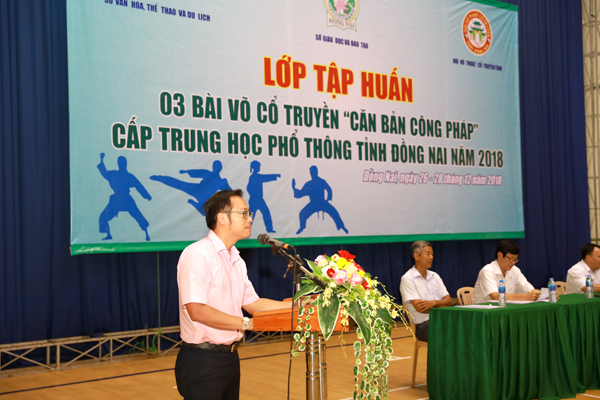 Phó giám đốc Sở Văn hóa, thể thao và du lịch Nguyễn Xuân Thanh phát biểu khai giảng lớp tập huấn.