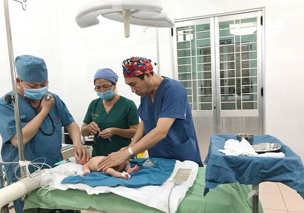 Các bác sĩ Bệnh viện nhi đồng Đồng Nai phẫu thuật cho bé V.T.L.