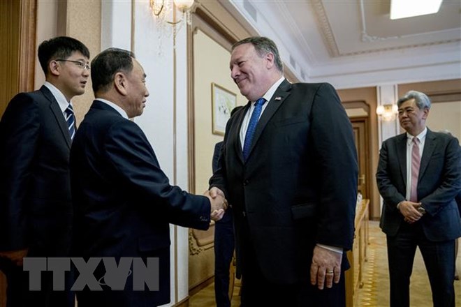 Ngoại trưởng Mỹ Mike Pompeo (phải, phía trước) trong cuộc gặp ông Kim Yong-chol (trái, phía trước) tại Bình Nhưỡng ngày 6-7-2018. (Nguồn: AFP/TTXVN)
