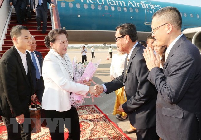 Cán bộ Đại sứ quán Việt Nam tại Campuchia đón Chủ tịch Quốc hội Nguyễn Thị Kim Ngân tại sân bay quốc tế Siem Reap của Campuchia. (Ảnh: Trọng Đức/TTXVN)