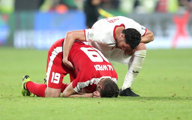 Cầu thủ Palestine (áo đỏ) đã khóc khi trận đấu kết thúc. (Nguồn: Reuters)