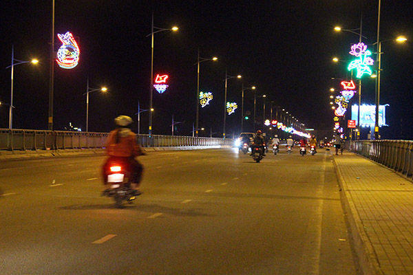 Các phương tiện lưu thông ổn định trên cầu Hóa An (TP.Biên Hòa).