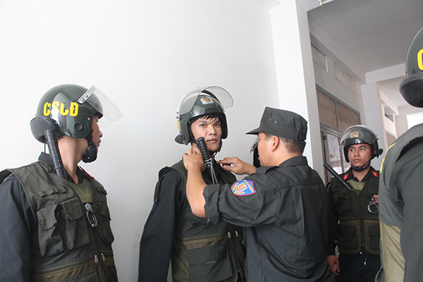 Các chiến sĩ Cảnh sát cơ động Công an tỉnh giúp nhau chỉnh trang quân phục, chuẩn bị cho đợt tuần tra.