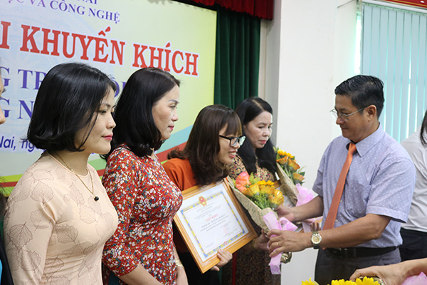 Phó giám đốc Sở Khoa học - công nghệ Huỳnh Minh Hậu trao giải khuyến khích cho các cá nhân đoạt giải trong các phong trào, hội thi liên quan đến khoa học - công nghệ năm 2018.