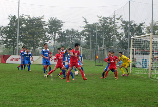 U19 Viettel (áo đỏ) đã để thua Than Quảng Ninh với tỷ số 1-0 trong ngày ra quân