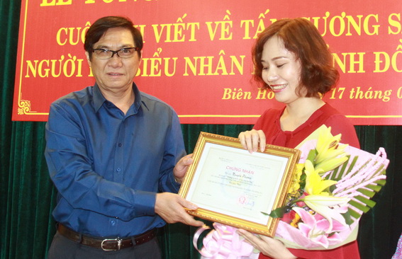 Phó chủ tịch HĐND tỉnh Nguyễn Sơn Hùng trao giải Nhất cho tác giả Nguyễn Phượng