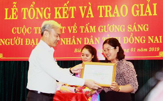 Chủ tịch HĐND tỉnh Nguyễn Phú Cường trao giải cho các tác giả đoạt giải Nhì