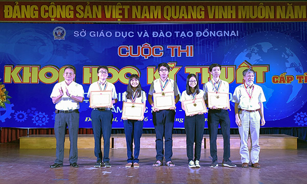 Ban tổ chức trao giải Nhất cho học sinh hai trường: Trường THPT Chuyên Lương Thế Vinh và THPT Long Khánh