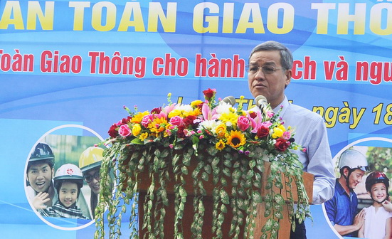 Chủ tịch UBND tỉnh Đinh Quốc Thái phát biểu tại lễ ra quân Năm an toàn giao thông 2019.