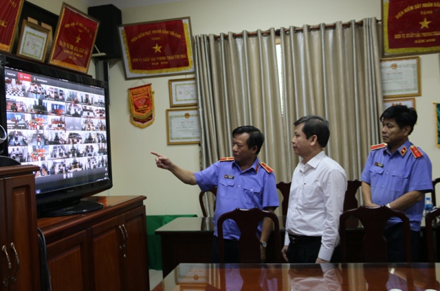 Đồng chí Lê Minh Trí thăm phòng trang bị công nghệ thông tin của Viện kiểm sát nhân dân tỉnh. 