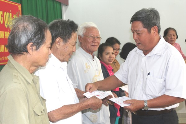 Ông Mai Văn Nhỏ, Phó chủ tịch thường trực Hội Nạn nhân chất độc da cam/dioxin tỉnh trao quà cho các nạn nhân chất độc da cam/dioxin tại TP. Biên Hòa