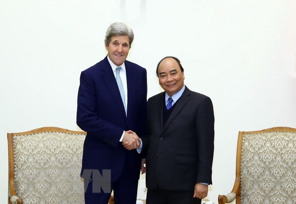 Thủ tướng Nguyễn Xuân Phúc tiếp cựu Ngoại trưởng Hoa Kỳ John Kerry. (Ảnh: Thống Nhất/TTXVN)