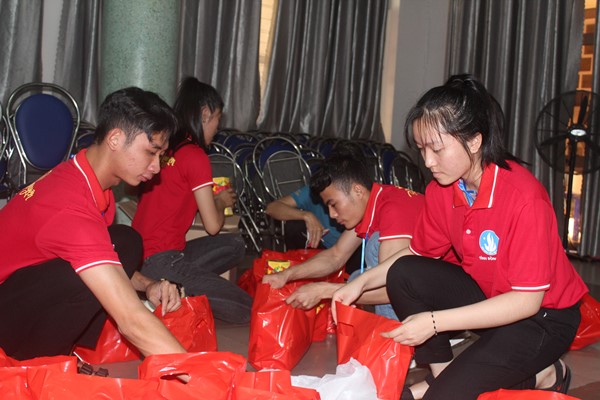 Sinh viên Trường đại học công nghệ miền Đông chuẩn bị những phần quà dành tặng trẻ em bán vé số, trẻ em có hoàn cảnh khó khăn tại TP. Biên Hòa