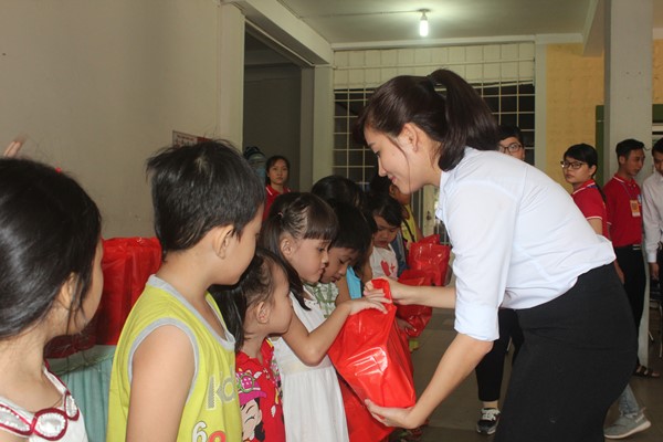 Chị Hồ Hồng Nguyên, Phó bí thư Tỉnh đoàn, Chủ tịch Hội Sinh viên tỉnh trao quà cho trẻ em bán vé số, trẻ em có hoàn cảnh khó khăn tại TP. Biên Hòa 
