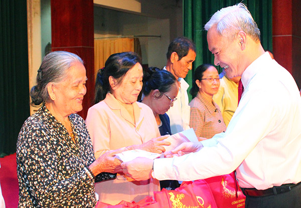  Bí thư Tỉnh ủy Nguyễn Phú Cường tặng quà tết cho các đối tượng khó khăn