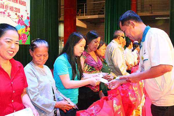 Lãnh đạo Công ty cổ phần Taekwang Vina trao tặng quà tết cho người nghèo trên địa bàn TP.Biên Hòa.