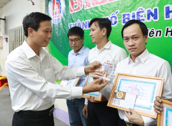 Ban tổ chức trao cúp cho tay cơ vô địch nội dung carom 3 băng Hà Tuấn Anh Vũ.