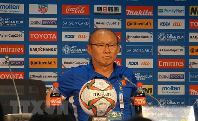Huấn luyện viên Park Hang-seo phát biểu tại họp báo sau trận đấu. (Ảnh: Hoàng Linh/TTXVN)