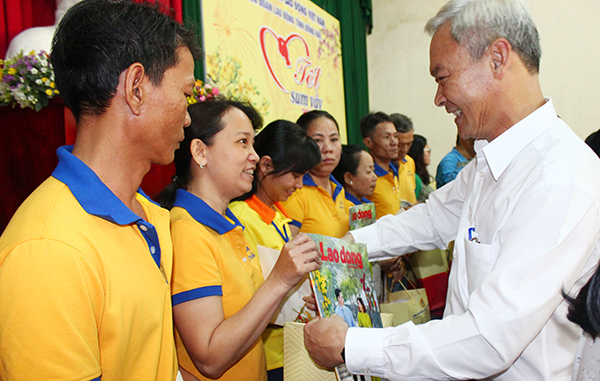 Bí thư Tỉnh ủy Nguyễn Phú Cường tặng quà cho công nhân lao động