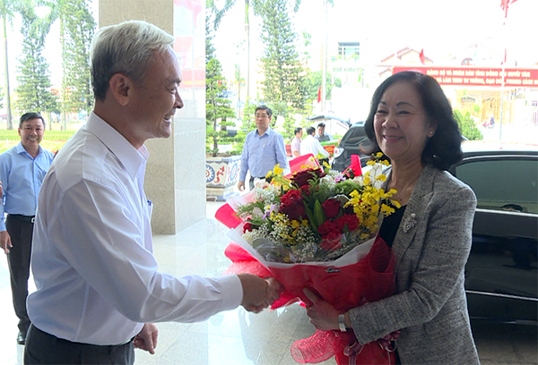 Bí thư Tỉnh Ủy Nguyễn Phú Cường tặng hoa đồng chí Trương Thị Mai nhân dịp 