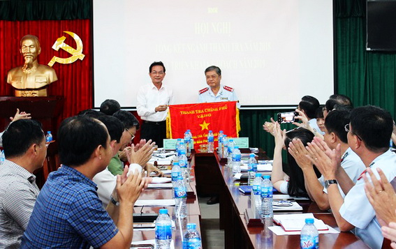 Phó chủ tịch UBND tỉnh Võ Văn Chánh trao cờ thi đua cho đại diện Thanh tra tỉnh
