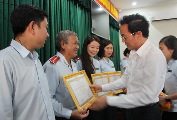 Ảnh: Đồng chí Võ Văn Chánh, Phó chủ tịch UBND tỉnh trao cờ thi đua cho đại diện Thanh tra trỉnh. Và trao kỷ niệm chương cho các cá nhân