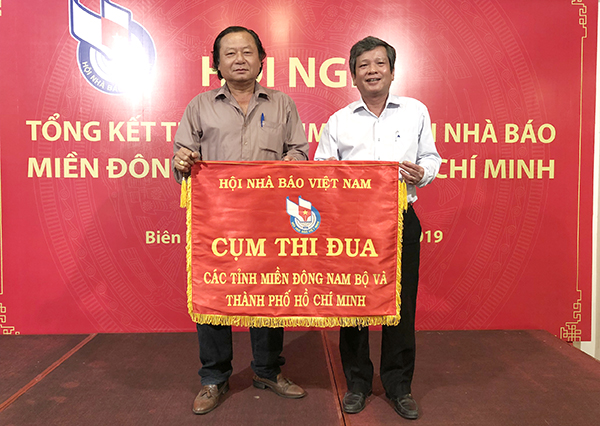 Nhà báo Tôn Hoàn, Chủ tịch Hội Nhà báo tỉnh Đồng Nai bàn giao cờ cụm trưởng năm 2019 cho Hội Nhà báo tỉnh Bình Phước.