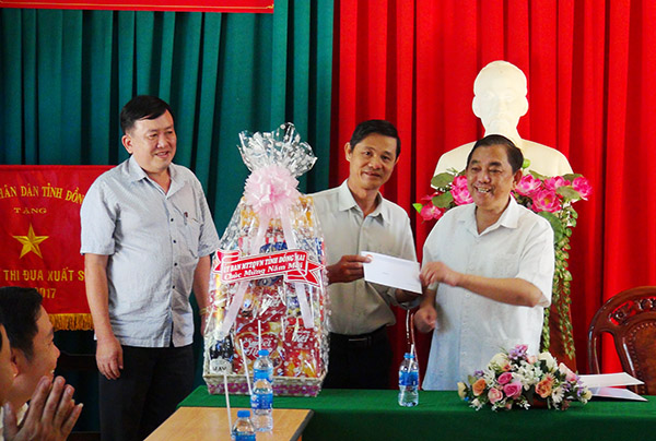 Đồng chí Huỳnh Văn Tới trao quà Tết cho đại diện Ủy ban MTTQ xã Suối Trầu