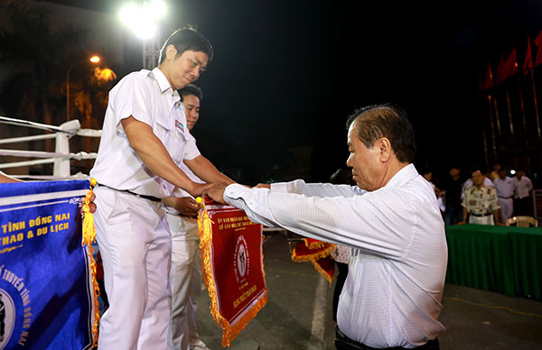Chủ tịch Hội Võ cổ truyền tỉnh Lê Văn Ngói trao cờ hạng nhất toàn đoàn cho đơn vị huyện Vĩnh Cửu