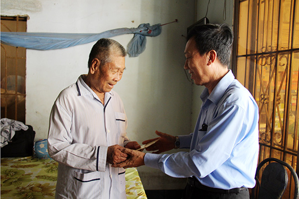 Đại diện của Dofico đến nhà thăm hỏi, chúc tết và tặng quà cựu tù chính trị Nguyễn Văn Phan (95 tuổi) ở xã Bình Hòa, huyện Vĩnh Cửu. 