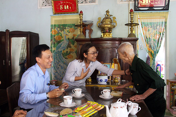 Đại diện của Dofico đến nhà thăm hỏi, chúc tết và tặng quà cựu tù chính trị Nguyễn Văn Chiêu (102 tuổi) ở xã Bình Hòa, huyện Vĩnh Cửu. 