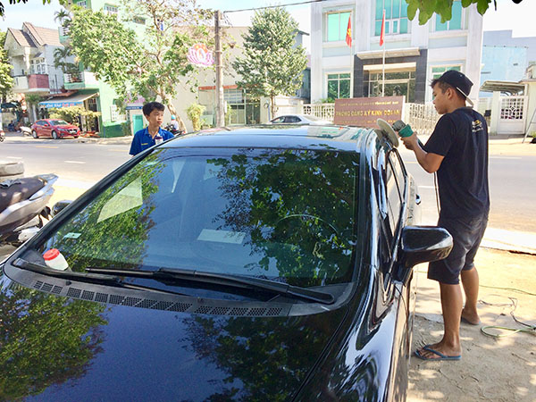 Làm đẹp xe trước khi cho khách thuê tự lái