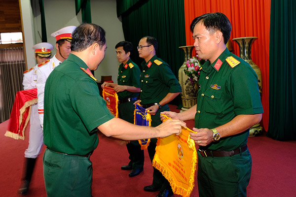 Lãnh đạo Bộ Chỉ huy quân sự tỉnh trao cờ thi đua cho 3 cá nhân có thành tích trong Hội thi sáng kiến mô hình thiết bị phục vụ huấn luyện năm 2018