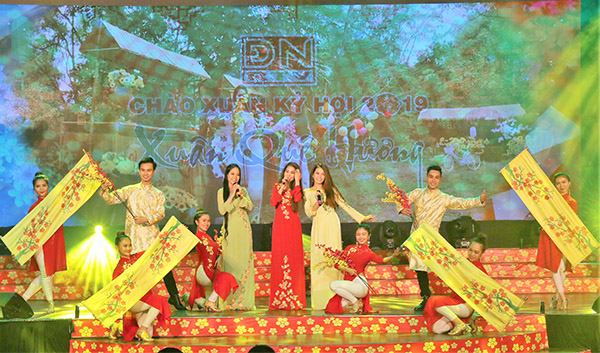 Nhóm Phù Sa cùng vũ đoàn biểu diễn trong chương trình nghệ thuật chào đón năm mới Kỷ Hợi 2019, chủ đề: Xuân quê hương do Đài PT-TH Đồng Nai thực hiện