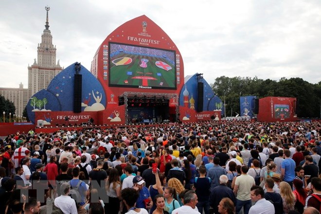 Cổ động viên theo dõi bóng đá tại fanzone ở Moskva, Nga ngày 14-7-2018. (Nguồn: AFP/TTXVN)