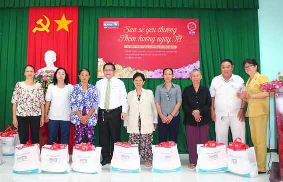 Lãnh đạo Ngân hàng thương mại cổ phần Kiên Long chi nhánh Đồng Nai và lãnh đạo UBND phường Quyết Thắng tặng quà cho bà con nhân dân khó khăn