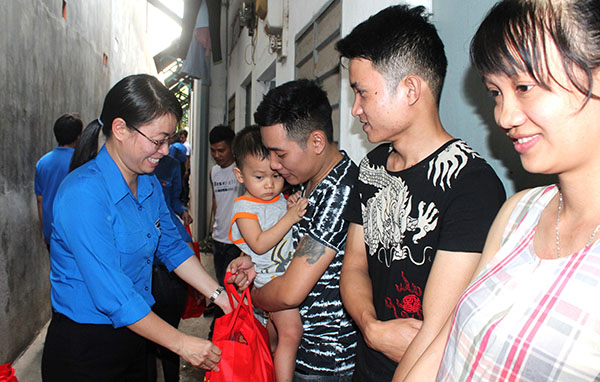 Phó bí thư Tỉnh đoàn Bùi Thị Nhàn thăm, tặng quà thanh niên công nhân tại khu nhà trọ ở ấp An Chu, xã Bắc Sơn (huyện Trảng Bom)