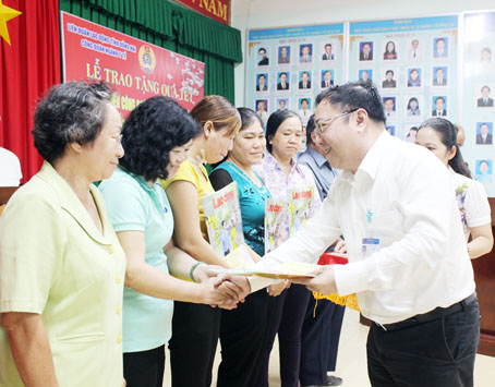 TS-BS.Phan Huy Anh Vũ, Giám đốc Sở Y tế trao quà cho đoàn viên Công đoàn có hoàn cảnh khó khăn, bị bệnh hiểm nghèo