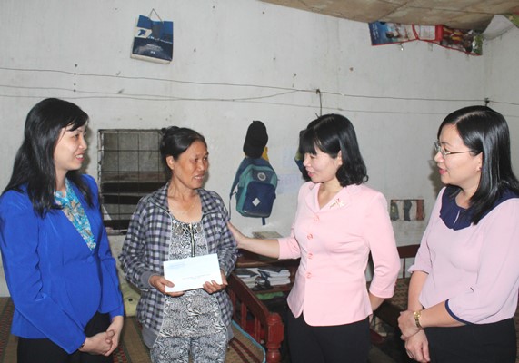 Bà Nguyễn Thị Thu Hiền (thứ 2 từ phải qua), Trưởng ban Văn hóa – xã hội HĐND tỉnh thăm và tặng quà gia đình hộ nghèo tại huyện Trảng Bom sau buổi giám sát