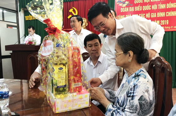 Đồng chí Võ Văn Thưởng tặng quà cho các Bà mẹ Việt Nam anh hùng