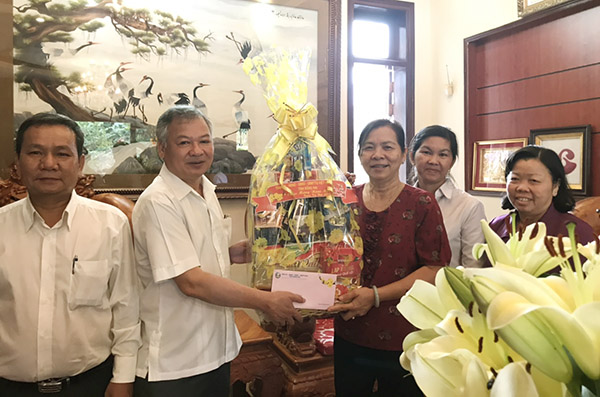 Đồng chí Hồ Văn Năm tặng quà tết và chúc mừng năm mới an khang thịnh vượng tới đồng chí Nguyễn Thị Thu Ba cùng gia đình