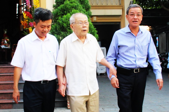 Chủ tịch UBND tỉnh Đinh Quốc Thái (phải) đến thăm và chúc tết nguyên Chủ tịch UBND tỉnh Huỳnh Văn Bình
