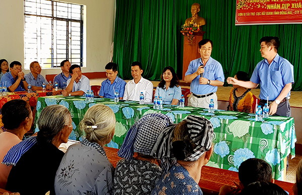 Lãnh đạo Công ty TNHH Changshin Việt Nam phát biểu tại buổi tặng quà Tết cho các hộ nghèo ở xã Phú Lý, huyện Vĩnh Cửu. 